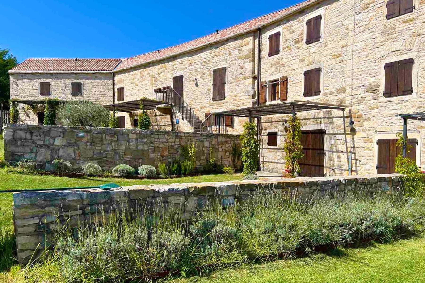 Villas Martincici With Large Pool Groznjan Exterior photo